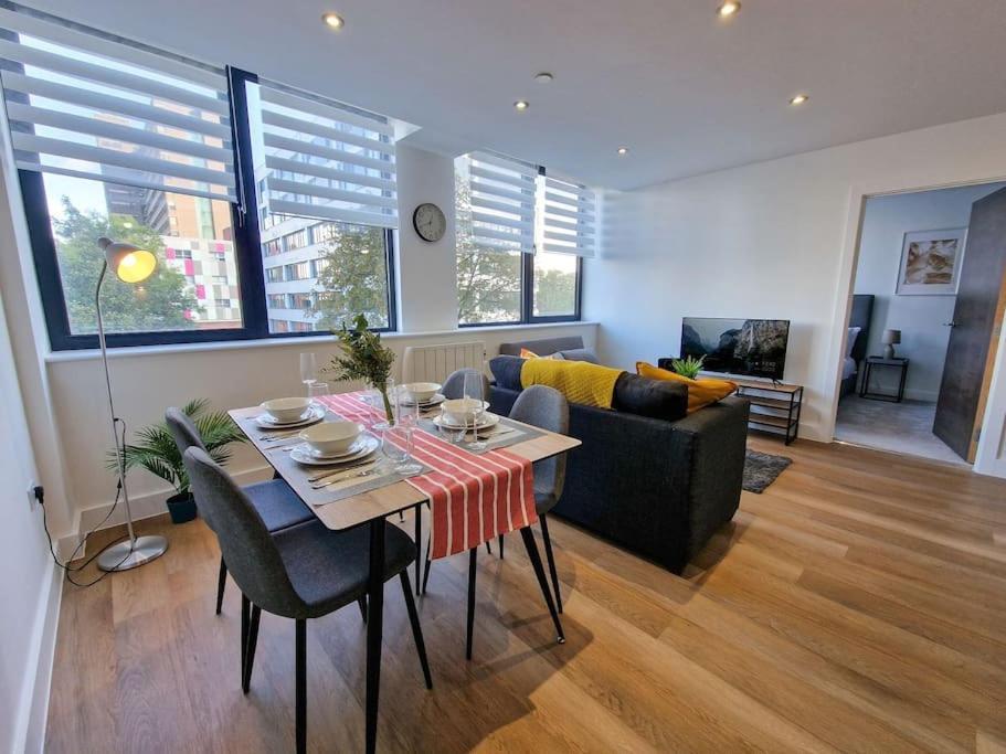 Free Parking: Old Trafford Apartment Manchester Extérieur photo