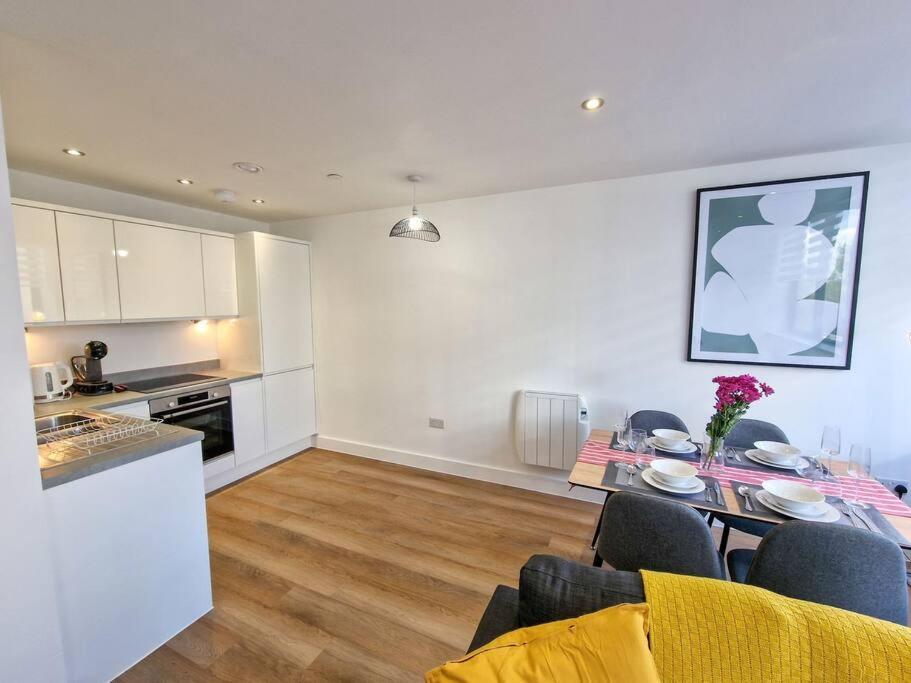 Free Parking: Old Trafford Apartment Manchester Extérieur photo